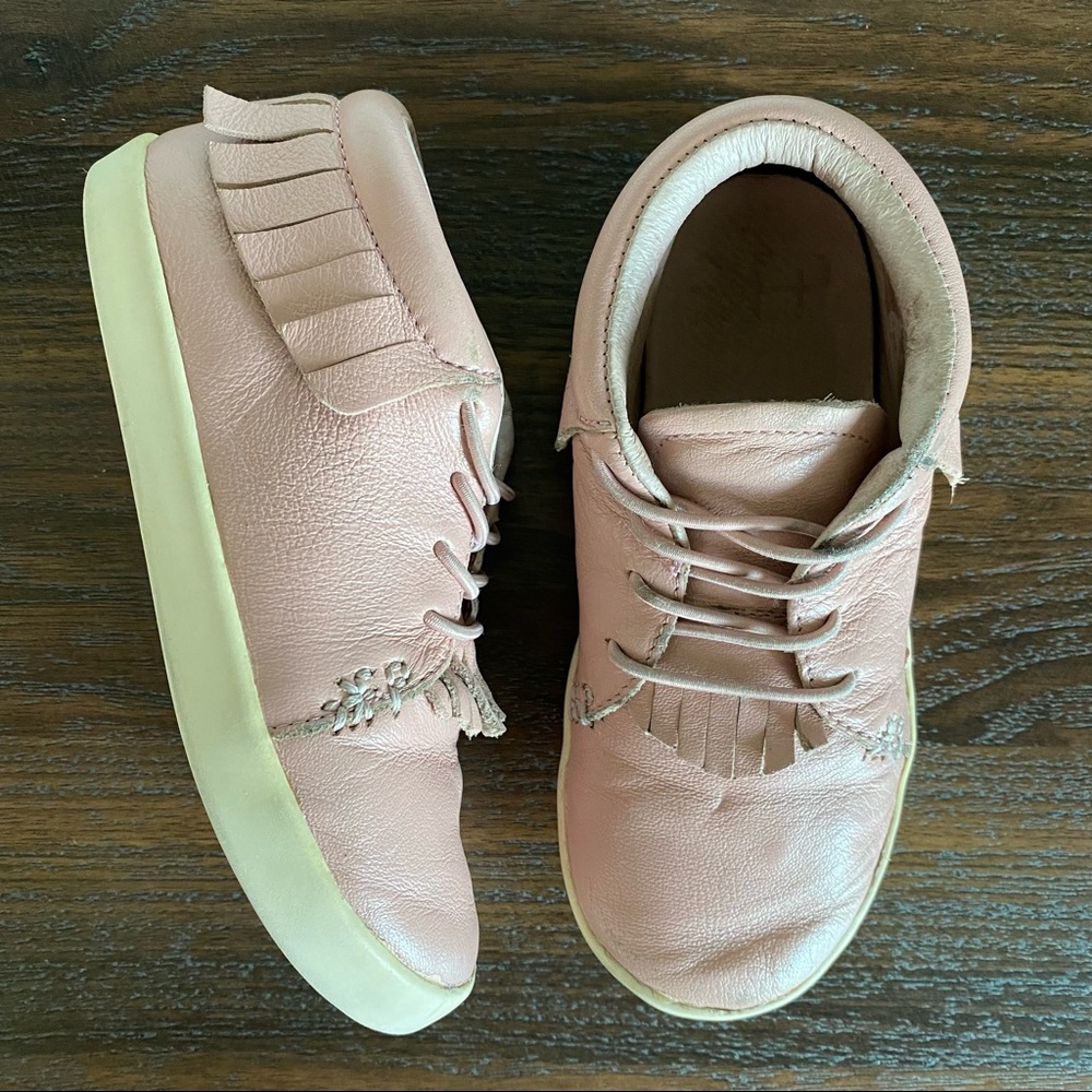 Freshly Picked Hard-Sole Moccasins in Blush Pink Size 10